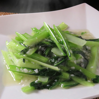 青菜のガーリック炒め　1180円(税込)