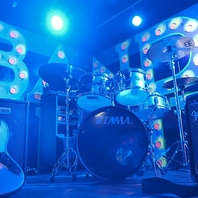 音に包まれる臨場感まで楽しめる生演奏の本格カラオケ♪