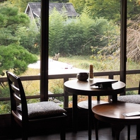 四季の移ろいを感じる庭と里山の風景