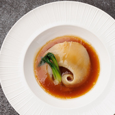 当店看板メニュー【手間ひまかけて仕込まれたフカヒレは、最高の食感を存分に楽しめます】。高級素材フカヒレを一切の妥協なく丁寧に調理した、まさに本物の贅沢を感じる一皿です。芳醇にして軽やか、広東料理の真髄をお届けいたします。