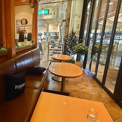 【デート利用に◎】当店の2名席は、片方がソファー席になっており、デートに最適な空間です。心地よいソファに身を委ねながら、お互いの会話を楽しむことができます。ロマンチックな雰囲気の中で、特別なひとときをお過ごしください。