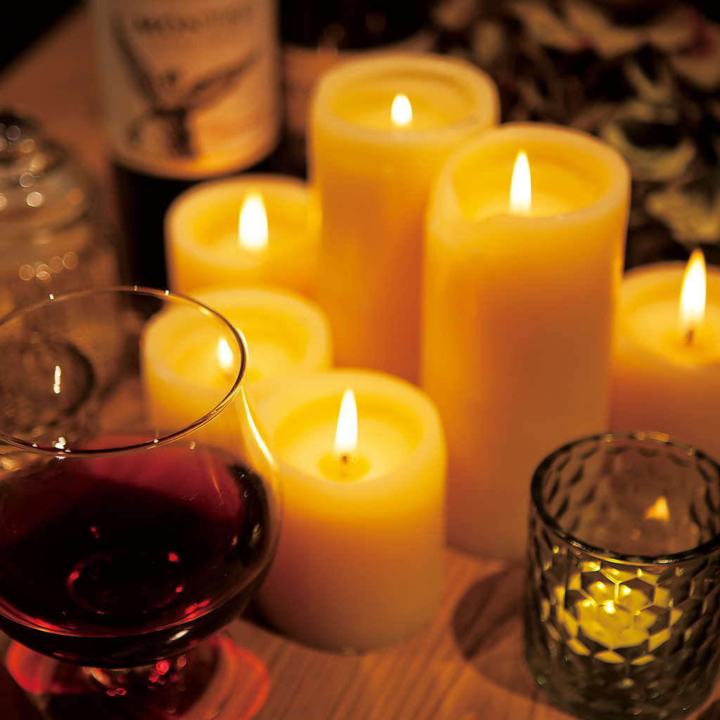 暖色の照明にキャンドルの灯がより一層ムードを引き立てます。