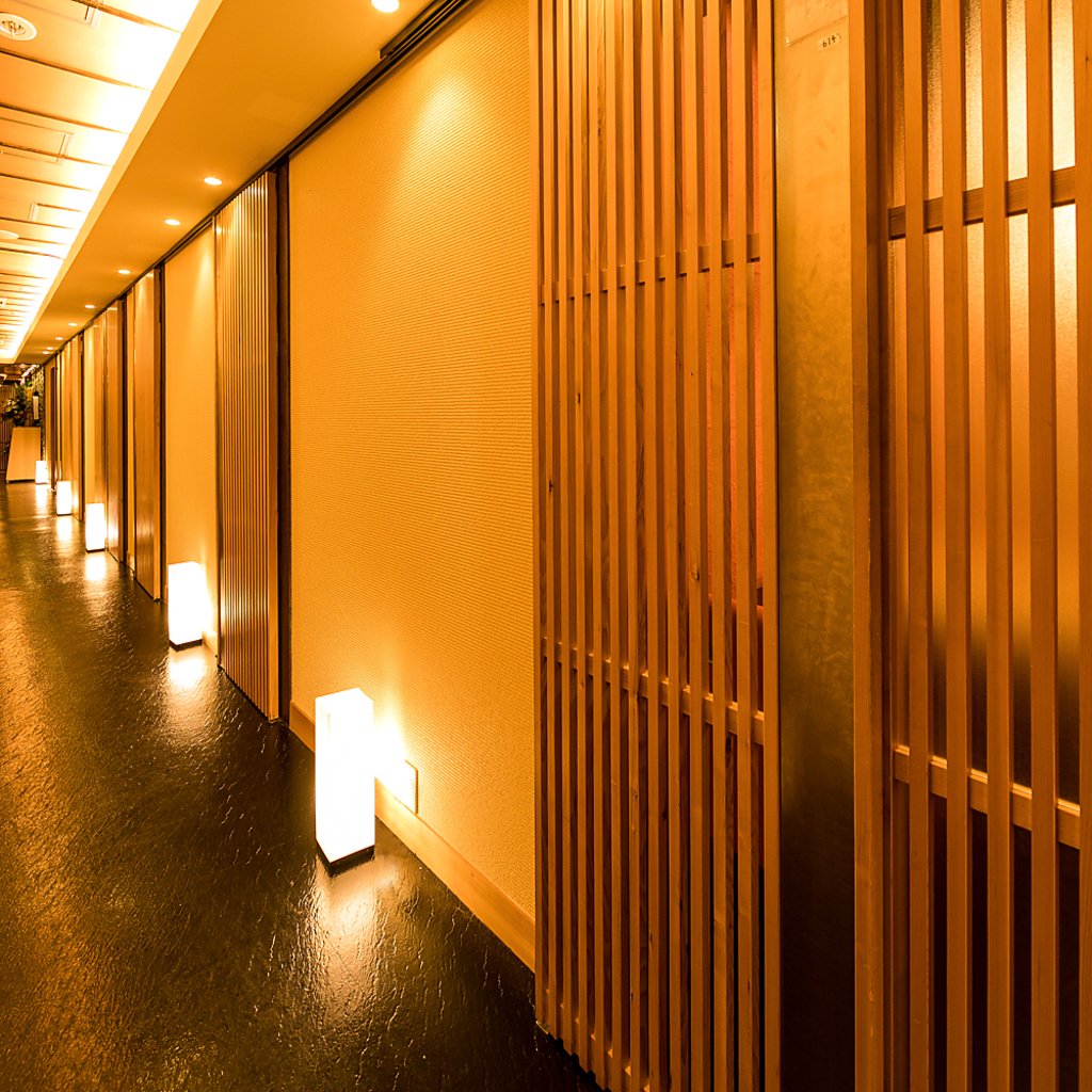 まるで料亭の様な落ち着いた和空間で絶品料理をごゆっくりとお愉しみください。