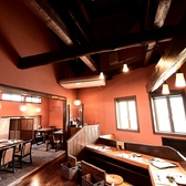 自然素材を生かした温もりのあるインテリアが、訪れる皆様を包み込みます。木組みの屋根が創り出す落ち着いた雰囲気は、心地よいひとときを演出。特製の椅子は和の風合いを大切にしつつ、快適さも追求しております◎さらに、プライベート感を重視した半個室の座敷では、最大8名様までの利用が可能です。