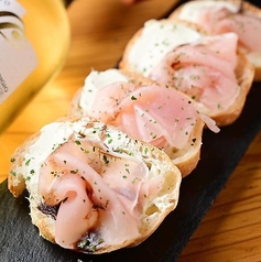 生ハムとクリームチーズのブルスケッタ