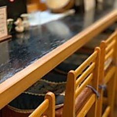 一人での飲み歩きや、料理をじっくり楽しみたい方には最適です。目の前で仕上げられる料理に、思わず食欲がそそられることでしょう。