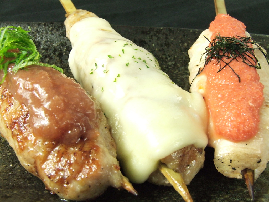 ジューシーな肉汁が詰まった人気のつくねは、チーズや梅、シソ、月見等種類もいろいろご用意！