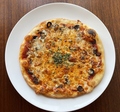 料理メニュー写真 アンチョビとブラックオリーブのピザ