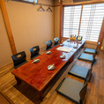 最大15名まで収容可能な完全個室を完備しています。プライベートな空間で、友人や家族との特別なひとときをお楽しみいただけます。人数に合わせてお部屋を調整できるため、少人数の集まりから大人数のパーティーまで幅広く対応可能です。落ち着いた雰囲気の中で、ゆったりとした時間をお過ごしいただける完全個室です。