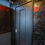 黒い扉が目印の隠れ家「MUSIC BAR D2」。一歩足を踏み入れれば、そこは非日常の音楽空間が広がる。