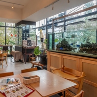 緑に癒され、デザイナーズ空間が広がる店内です♪