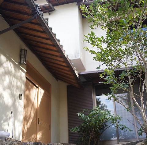 有馬温泉の静かな一角で自然の景色を眺めながら心温まる和の時間をお過ごしください。