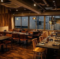 1階は最大26名様、2階は最大32名様、合計58名様までご案内可能です。当店自慢の豊洲市場仲卸直送の魚料理を囲んで、大人数の集まりをお楽しみください。