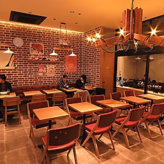 気軽にお食事が楽しめるテーブル席。普段使い～パーティーまでご利用用途は様々♪