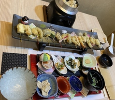 季節の炊き込みご飯や16種のひとくち串天ぷら、甘味付き品3500円(税抜) 