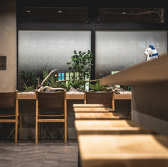 広々としたライブ感あるカウンター。お一人でもご利用可能です。