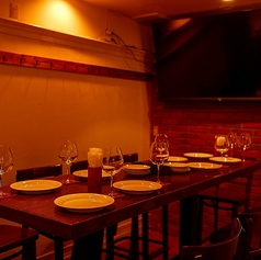 8名から最大10名の宴会席です♪このテーブル席は、心地よい温かみを感じさせるデザインが特徴です★オープンなレイアウトで、明るい雰囲気の中で友達や家族との楽しいひとときを過ごせます◎食事を囲んで和気あいあいとした会話が弾むこと間違いなし♪モニターもすぐ近くでスポーツ観戦などでも大好評頂いております！