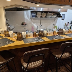 1階は1～2名様利用にぴったりのカウンター席。目の前で料理が仕上がる素敵な時間をどうぞ！