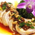 料理メニュー写真 ヨダレ鶏（四川風）／蒸し鶏肉細切り胡麻ソース　各