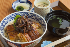 肝入りうな丼　（鰻四分三尾）