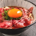 料理メニュー写真 レア牛肉うどん　月見のせ