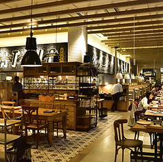 木の温もりを感じるテーブル席で、心地よい時間をお過ごしください。気取らず過ごせる雰囲気の中で、美味しい料理と会話をお楽しみください。カジュアルなお食事から特別な日まで、さまざなまシーンにご利用いただけます。