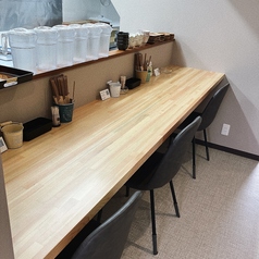 【カウンター3席】ご友人同士で一杯、ご夫婦やカップルのデートのご利用にも最適なカウンター席です◎焼きたての串を堪能しながら、メガサイズのお酒で豪快に「乾杯」も♪至福のひとときをぜひご満喫ください！