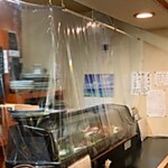 木を基調としたカウンター席の雰囲気があたたかみのある雰囲気を演出します。