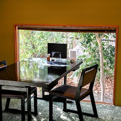 落ち着いた空間で緑を眺めながらお食事を楽しめるお席をご準備しています。