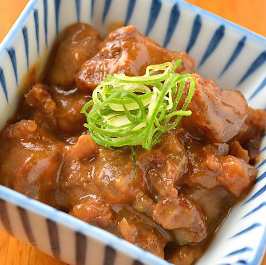 名物『どて焼き』はじっくり煮込んだ柔らかい牛スジにコクのあるどて地をたっぷり絡ませた自慢の一品