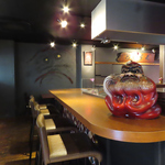 炭焼き炉端の臨場感漂うお席は、昔懐かしい和の雰囲気とモダンなデザインが融合した空間。