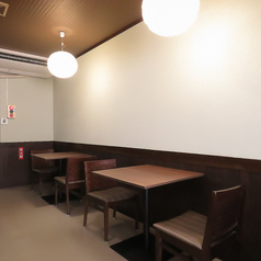 ご家族やご友人と、A5ランク飛騨牛のステーキや多彩な肉料理を囲んで、賑やかで楽しいひとときをお過ごしいただけます。ゆったりとした空間で会話も弾みます。