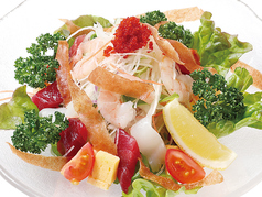 たっぷり野菜と魚介のパリパリサラダ