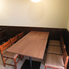 広々とした空間で、飛騨牛の旨味を最大限に引き出した料理と、50種類以上のウイスキーを心ゆくまでお楽しみください。グループでのご利用に最適です。