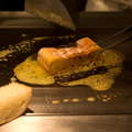 料理メニュー写真 鉄板で湧き上がる特製のカレールーの香りが食欲をくすぐる『カレーパン』
