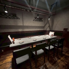 4名様がけのテーブルを繋げて最大で10名様までご利用頂けるお席です。11名様以上になる場合はお店にご相談ください。