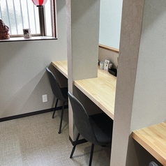 【仕切り付きカウンター1名様×2席】カウンター3席のすぐ隣には、1席ずつ仕切りの付いた「おひとり様席」をご用意！お仕事帰りのサク飲み・ちょい飲みや、しっぽりと飲みながらお料理を楽しみたい方にぴったりです♪