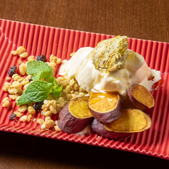 揚げ芋とアイス　ハニーピスタチオバターの写真