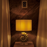 リゾートホテルのプールサイドをイメージした間接照明が大人リゾートを演出。