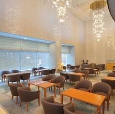 ホテル内のラウンジにある、お洒落なカフェ。ランチやカフェタイムなど、様々なシーンでご利用いただけるようになっております。ご友人やご家族とのお食事や、大切な方とのお時間にどうぞ。