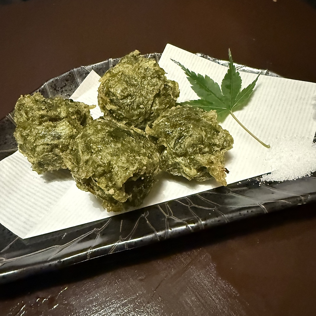 旬の素材を活かしたこだわりの揚げ物は、香ばしい香りとともに提供。一度食べたら忘れられない味です