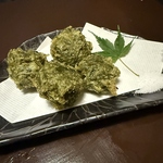 旬の素材を活かしたこだわりの揚げ物は、香ばしい香りとともに提供。一度食べたら忘れられない味です