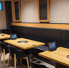 黒と木目を基調としたモダンな空間に、ゆったりとしたテーブル席を3卓ご用意。座り心地の良いチェアで、落ち着いてお食事を楽しめます。ご家族やご友人とのカジュアルな焼肉ディナーに最適です。タッチパネルでのスムーズな注文も可能で、賑やかな会話と共に美味しいお肉をご堪能ください。