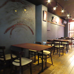 木の温もりが感じられる落ち着いた雰囲気の中、和モダンなインテリアが心地よさを演出。