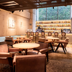 2~3名様向けの丸テーブル。(予約不可)