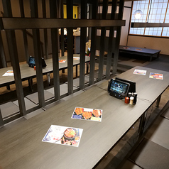 少人数からご利用いただけるテーブル席です。友人とのお食事や同僚との仕事帰りの飲みにもご利用いただけます。