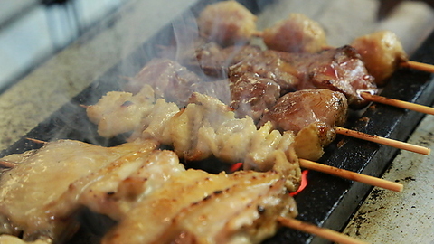 炭火でじっくり仕上げる焼鳥が自慢！1本187円～という低価格と約20種類の豊富な品揃え
