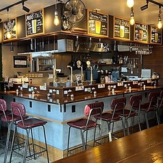 お一人様でも気軽に立ち寄れるカウンター席は10席ご用意してます。ビールが注がれる様子を間近で見られる特等席で、ビールマイスターとの会話も楽しめます。なお、当日の混雑状況やご予約人数によっては、カウンター席でご予約いただいた場合でもテーブル席へのご案内となる場合がございますのであらかじめご了承ください。