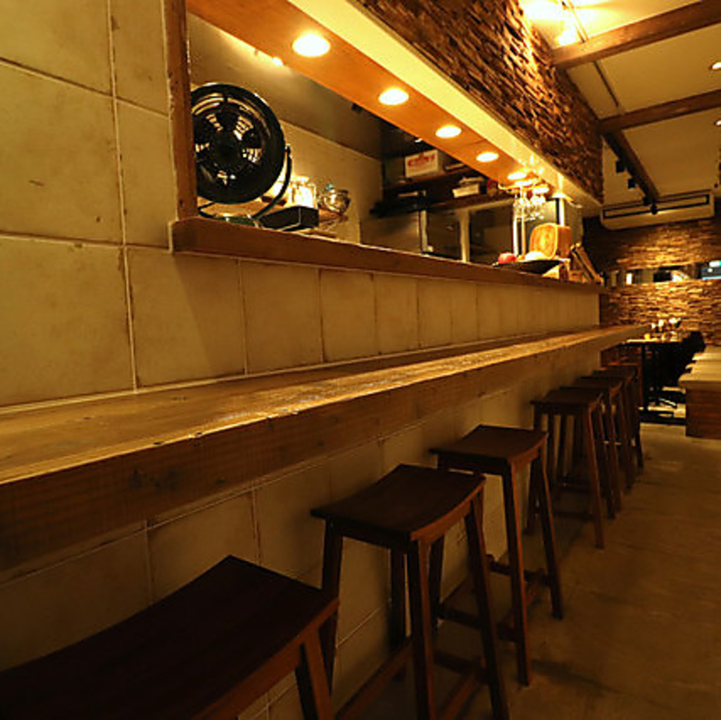 アットホームな雰囲気が心地良いカウンター。気取らず一杯楽しむことができるのも魅力のひとつです。