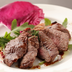 当店自慢の炭火料理は、炭火で焼いてオーブンでじっくり火を通し同じ時間お肉を休ませます。